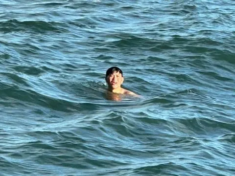 Cứu sống người đàn ông trôi trên biển 48 giờ sau khi cứu người tự tử