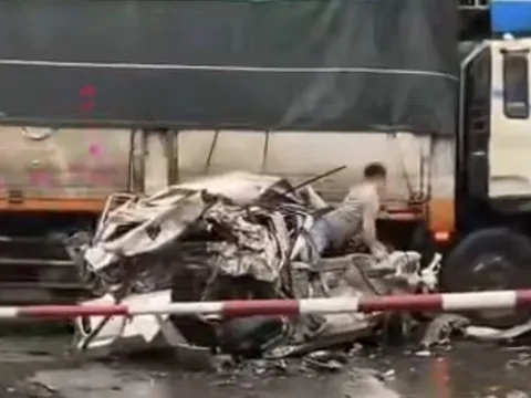 Vụ xe con bị "vò nát" ở Ninh Bình: Tài xế thoát chết thần kỳ, tự mở cửa chui ra ngoài