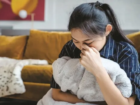 Bố ngoại tình đẩy con gái vào bi kịch