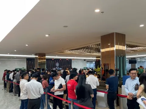 Giữ vị trí kim cương tại Vinhomes Green Paradise, Vịnh Ngọc khiến khách xếp hàng dài xuyên trưa vì sợ bỏ lỡ cơ hội