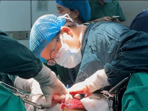 Cứu sống bệnh nhân ung thư gan muộn với khối u “khủng” 14cm