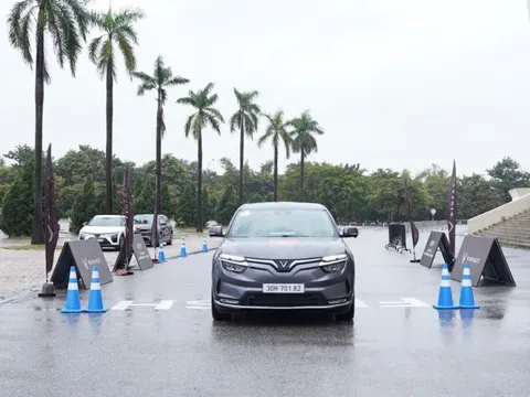 Khách hàng trải nghiệm thực tế VinFast VF 8: “Nội thất đẹp, trải nghiệm lái thú vị, nhiều điều chẳng bao giờ có ở xe xăng”