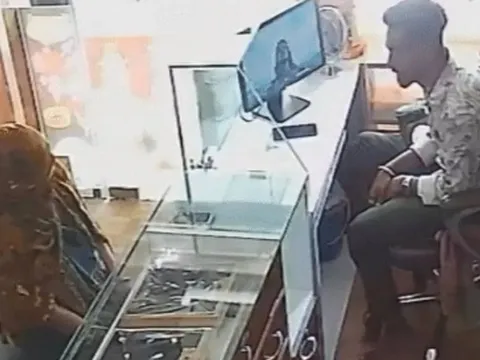 Bị tấn công bất ngờ, chủ tiệm vàng phản đòn khiến kẻ cướp kinh ngạc