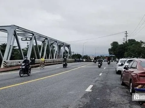 Rủi ro tiềm ẩn khi đậu đỗ xe trên cầu để tránh mưa lũ