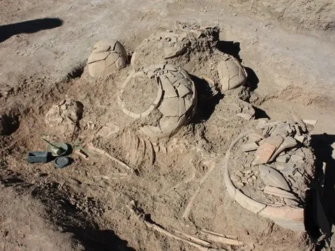 Khai quật ngôi mộ cổ, phát hiện đầy vàng và đá quý