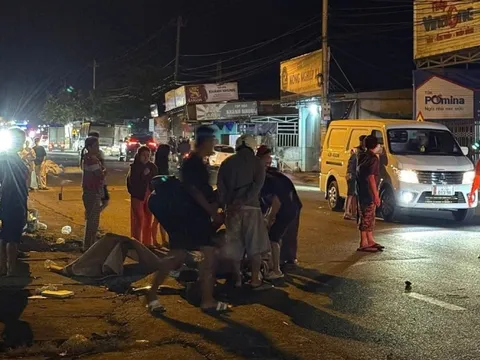 Va chạm với xe khách khi sang đường, hai vợ chồng tử vong