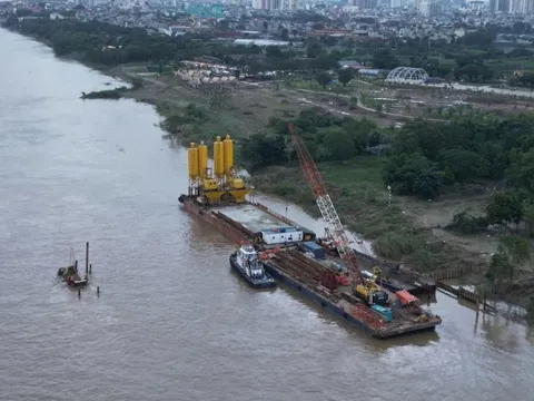 Hà Nội: Nhà thầu tập kết vật tư, thiết bị thi công cây cầu nghìn tỷ bắc qua sông Hồng