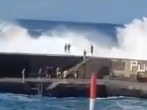 Sóng lớn bất ngờ cuốn nhóm du khách: 1 người tử vong và 9 người bị thương