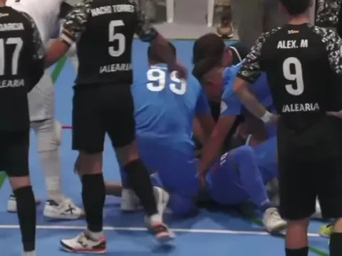 Cầu thủ phải cắt bỏ lá lách sau pha va chạm kinh hoàng trên sân