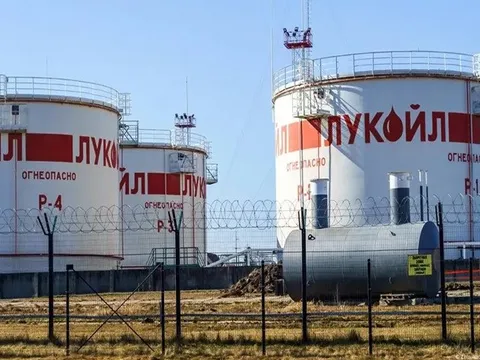 Rắc rối liên tiếp gõ cửa gã khổng lồ dầu Nga khi hạn chót bán tài sản cận kề