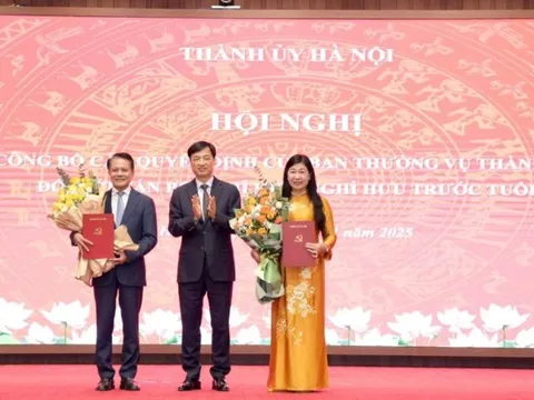 Thành ủy Hà Nội trao Quyết định nghỉ hưu cho đồng chí Hoàng Trọng Quyết và đồng chí Nguyễn Lan Hương