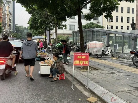 Họp chợ ngay cạnh biển "cấm họp chợ"