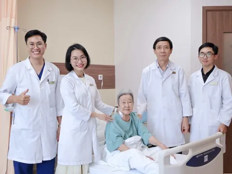 Cứu sống cụ bà 80 tuổi mắc ung thư dạ dày ở vùng “tử huyệt”
