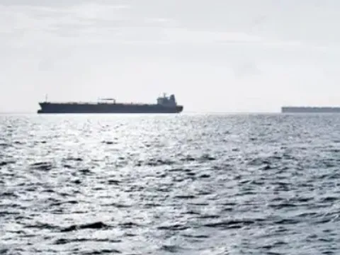 Nguyên nhân 2 con tàu chở 1,5 triệu thùng dầu thô Urals thả neo giữa biển