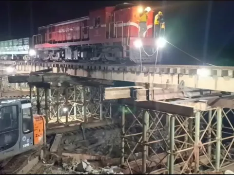 Khôi phục tuyến đường sắt Bắc-Nam sau 4 ngày gián đoạn do bão số 13