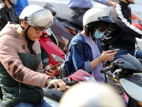 Bản tin 12/11: Dùng điện thoại khi dừng đèn đỏ sẽ không bị phạt