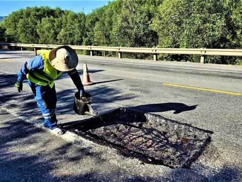 Khôi phục giao thông qua miền Trung sau bão số 13