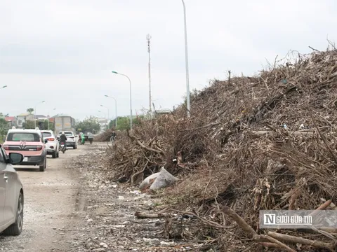 Rác thải chất đống cao ngút hai bên đường ở trung tâm đô thị Nghệ An