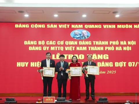 Đảng bộ MTTQ Việt Nam thành phố Hà Nội trao tặng Huy hiệu 65 năm và 30 năm tuổi Đảng