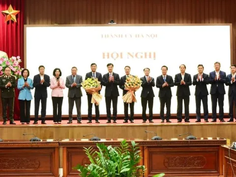 Báo cáo Trung ương chuẩn y nhân sự Ủy ban Kiểm tra và Ban Nội chính Thành ủy Hà Nội