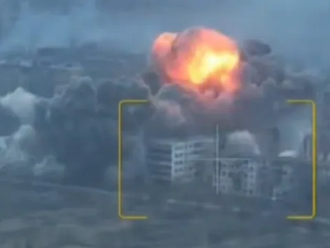 Đòn đánh từ trên không xé toang phòng tuyến Ukraine ở Myrnohrad