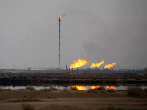 Sau châu Âu, gã khổng lồ dầu Nga lại gặp “cơn đau đầu” ở Trung Đông