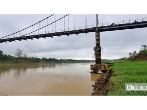 Cầu treo Bến Mươi bị xói lở sau mưa lũ, tiềm ẩn nguy cơ mất an toàn