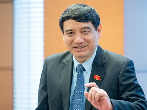 Lý giải cần lộ trình tăng lương với lĩnh vực giáo dục, y tế