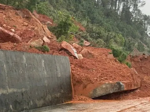 Mưa lớn dồn dập, nhiều tuyến đường ở Hà Tĩnh bị phá nát
