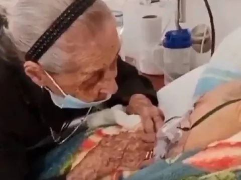 Cụ bà 102 tuổi nói lời tạm biệt con trai 82 tuổi đang hấp hối gây xúc động