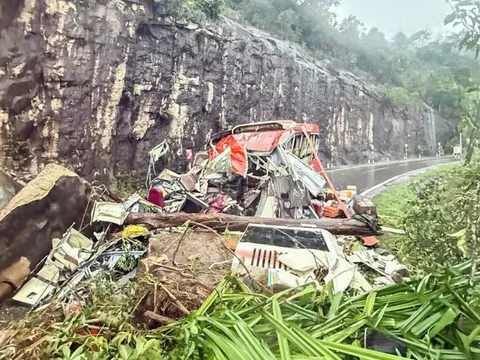 Thủ tướng yêu cầu cứu chữa miễn phí cho người bị thương vụ sạt lở đèo Khánh Lê