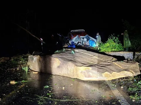 Hiện trường vụ đá lăn đè xe khách ở Khánh Hòa khiến 6 người tử vong