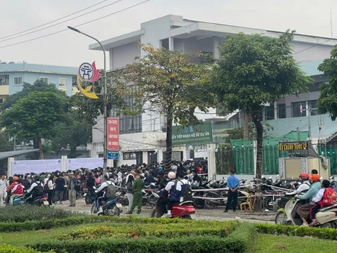 Chen chân giữa mưa lạnh, hàng nghìn người đổ về CT3 Kim Chung nộp hồ sơ nhà ở xã hội