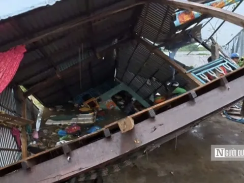 "Vừa thoát ra được vài giây, cả căn nhà đã đổ sụp xuống sông"