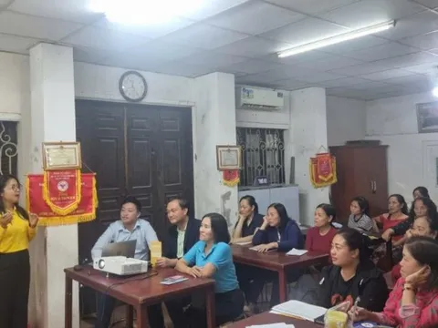 Cán bộ bảo hiểm xã hội tuyên truyền chính sách vào buổi tối