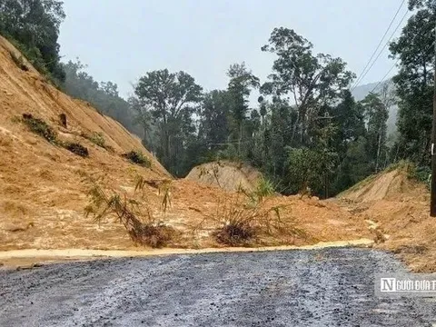 Sạt lở nhiều tuyến đường miền núi Quảng Ngãi, ngăn phương tiện lưu thông qua đèo Lò Xo