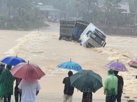 Bản tin 18/11: Cố tình vượt ngầm tràn, xe tải bị lũ cuốn trôi, tài xế mất tích