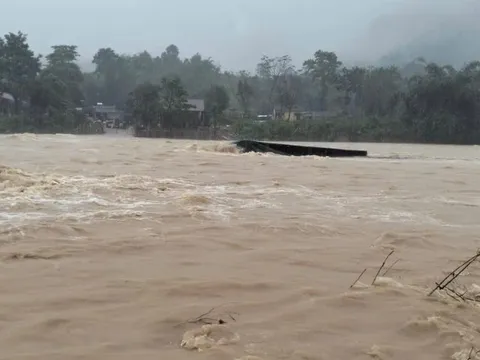 Mưa lớn kéo dài gây lũ cao, hàng chục nghìn nhà bị ngập, 14 người chết và mất tích