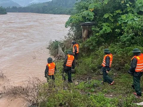 Bản tin 19/11: 100 người tìm kiếm tài xế xe đầu kéo vượt rào chắn bị lũ cuốn mất tích