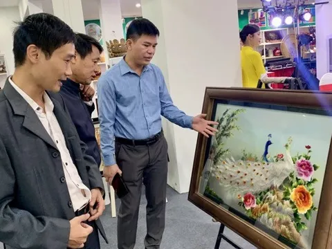 Triển lãm giới thiệu hơn 250 mẫu sản phẩm tiêu biểu ngành Thêu - ren - lụa - áo dài - túi