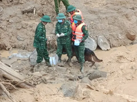 Đà Nẵng: Phát hiện thi thể nạn nhân đầu tiên sau sạt lở, công tác tìm kiếm đầy rủi ro