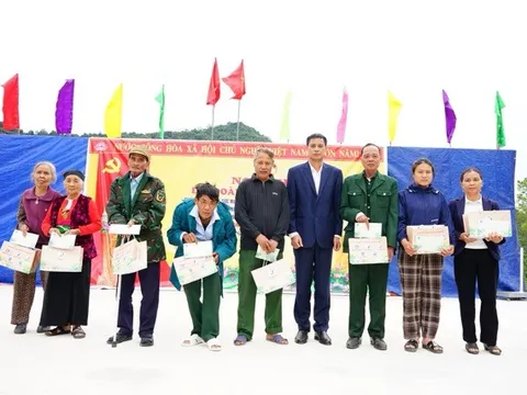 Tặng quà cho gia đình khó khăn ở miền núi, lan toả tinh thần trách nhiệm xã hội của doanh nghiệp