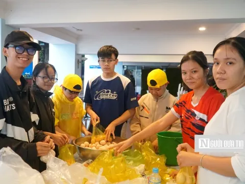 Luộc trứng, gói cơm, chia quần áo cho bà con vùng lũ