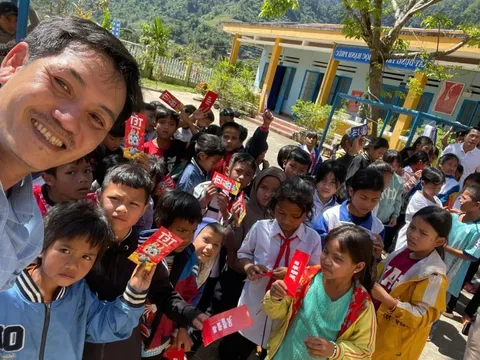 Tấm lòng người thầy và những nụ cười sau con dốc