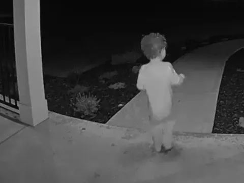 Người mẹ nhận cảnh báo lúc nửa đêm và điều cô thấy khiến ai cũng rùng mình