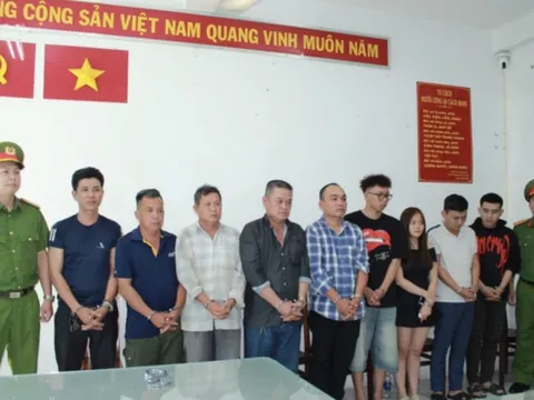 Truy tố nhóm người mang quan tài diễu phố trước cửa chợ Bến Thành