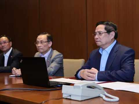 Thủ tướng: Huy động mọi lực lượng, bằng mọi cách cứu người trong mưa lũ