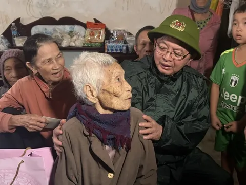 Phó Thủ tướng Hồ Quốc Dũng: Không để người dân kêu cứu trong đêm, bằng mọi cách tiếp cận vùng ngập sâu cứu dân