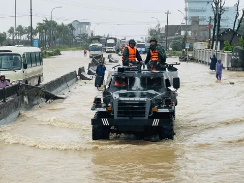 Xe thiết giáp vượt lũ tiếp tế thực phẩm cho người dân Đắk Lắk
