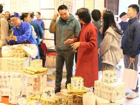 Giữa dòng chảy thời đại số, làm sao để mạch nguồn di sản Hán Nôm, Thư pháp không mai một?